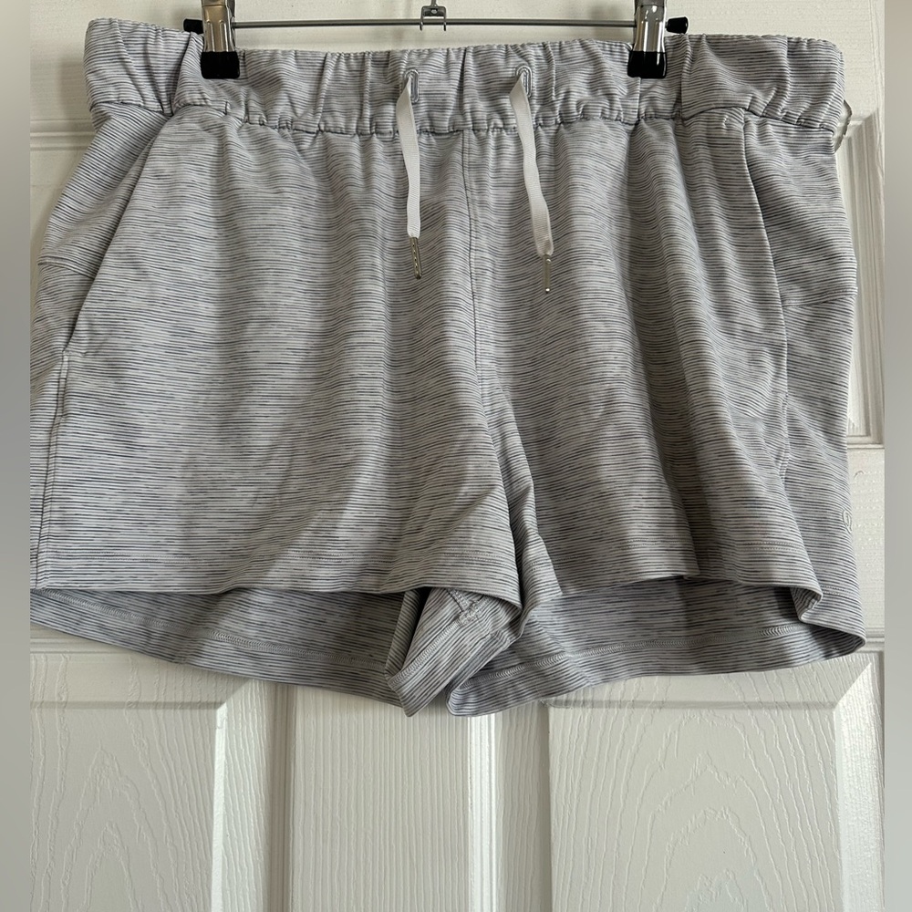 Women’s On The Fly Mid-Rise Shorts Lululemon. White heathered, size 10.